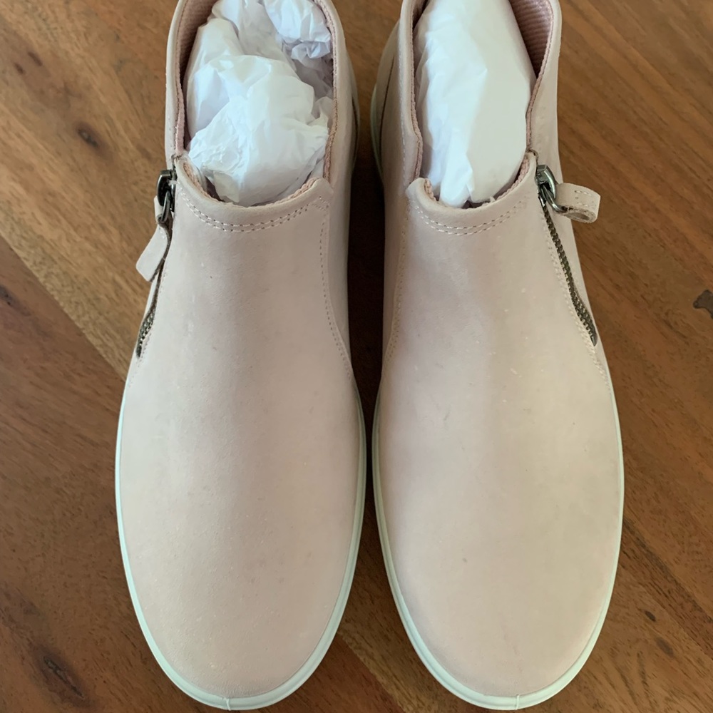 New in Box Ecco Soft 7 Sneaker, Size 8-Rose Dust